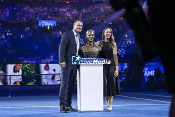 2024-01-24 - Lleyton Hewitt with his wife Bec Hewitt posing with a statue of himself during the Australian Open AO 2024 Grand Slam tennis tournament on January 24, 2024 in Melbourne Park, Australia. Photo Victor Joly / DPPI - TENNIS - AUSTRALIAN OPEN 2024 - WEEK 2 - INTERNATIONALS - TENNIS