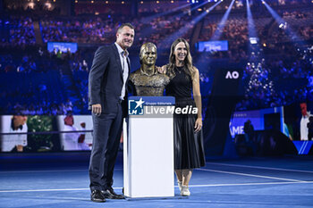 2024-01-24 - Lleyton Hewitt with his wife Bec Hewitt posing with a statue of himself during the Australian Open AO 2024 Grand Slam tennis tournament on January 24, 2024 in Melbourne Park, Australia. Photo Victor Joly / DPPI - TENNIS - AUSTRALIAN OPEN 2024 - WEEK 2 - INTERNATIONALS - TENNIS