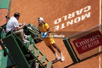 2024-04-12 - Holger Rune of Denmark argues with umpire Damien Dumusois during day 6 of the Rolex Monte-Carlo 2024, ATP Masters 1000 tennis event on April 12, 2024 at Monte-Carlo Country Club near Monaco in Roquebrune Cap Martin, France - TENNIS - ROLEX MONTE CARLO MASTERS 2024 - 12/04 - INTERNATIONALS - TENNIS