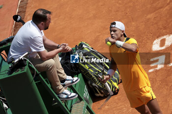 2024-04-12 - Holger Rune of Denmark argues with umpire Damien Dumusois during day 6 of the Rolex Monte-Carlo 2024, ATP Masters 1000 tennis event on April 12, 2024 at Monte-Carlo Country Club near Monaco in Roquebrune Cap Martin, France - TENNIS - ROLEX MONTE CARLO MASTERS 2024 - 12/04 - INTERNATIONALS - TENNIS