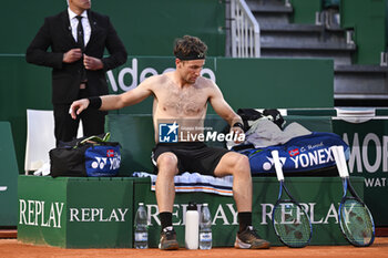 2024-04-12 - Casper Ruud bare-chested shirtless or naked torso during the Rolex Monte-Carlo ATP Masters 1000 tennis on April 12, 2024 at Monte Carlo Country Club in Roquebrune Cap Martin, France near Monaco. Photo Victor Joly / DPPI - TENNIS - ROLEX MONTE CARLO MASTERS 2024 - 12/04 - INTERNATIONALS - TENNIS