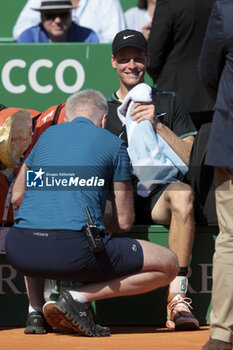 2024-04-13 - Jannik Sinner of Italy receives a medical treatment during day seven of the Rolex Monte-Carlo 2024, ATP Masters 1000 tennis event on April 13, 2024 at Monte-Carlo Country Club in Roquebrune Cap Martin, France - TENNIS - ROLEX MONTE CARLO MASTERS 2024 - 13/04 - INTERNATIONALS - TENNIS