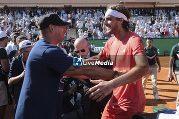 2024-04-14 - Stefanos Tsitsipas of Greece celebrates - with his staff - winning the final against Casper Ruud of Norway during day 8 of the Rolex Monte-Carlo 2024, ATP Masters 1000 tennis event on April 14, 2024 at Monte-Carlo Country Club in Roquebrune Cap Martin, France - TENNIS - ROLEX MONTE CARLO MASTERS 2024 - 14/04 - INTERNATIONALS - TENNIS