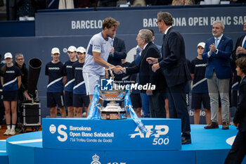 2024-04-21 - Casper Ruud (Norway) received de Conde de Godo trophy after the final ATP 500 Barcelona Open Banc Sabadell 2024 match at Real Club de Tenis de Barcelona, in Barcelona, Spain on April 21, 2024. Photo by Felipe Mondino - ATP 500 BARCELONA OPEN BANC SABADELL 2024 FINAL - STEFANOS TSITSIPAS (GRE) VS CASPER RUUD (NOR) - INTERNATIONALS - TENNIS