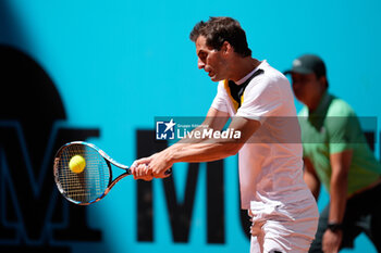 2024-04-22 - Albert Ramos of Spain in action against Diego Schwartzman of Argentina during the Mutua Madrid Open 2024, ATP Masters 1000 and WTA 1000, tennis tournament on April 22, 2024 at Caja Magica in Madrid, Spain - TENNIS - MUTUA MADRID OPEN 2024 - INTERNATIONALS - TENNIS