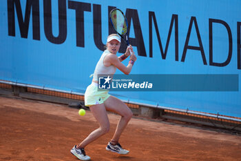 2024-04-22 - Harriet Dart of Great Britain in action against Aliaksandra Sasnovich of Belarus during the Mutua Madrid Open 2024, ATP Masters 1000 and WTA 1000, tennis tournament on April 22, 2024 at Caja Magica in Madrid, Spain - TENNIS - MUTUA MADRID OPEN 2024 - INTERNATIONALS - TENNIS