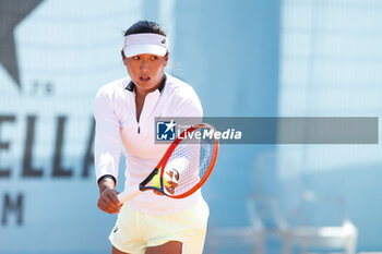 2024-04-22 - Claire Liu of USA in action against Jessica Bouzas Maneiro of Spain during the Mutua Madrid Open 2024, ATP Masters 1000 and WTA 1000, tennis tournament on April 22, 2024 at Caja Magica in Madrid, Spain - TENNIS - MUTUA MADRID OPEN 2024 - INTERNATIONALS - TENNIS