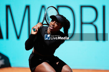 2024-04-23 - Sachia Vickery of United States in action against Jessica Bouzas of Spain during the Mutua Madrid Open 2024, ATP Masters 1000 and WTA 1000, tennis tournament on April 23, 2024 at Caja Magica in Madrid, Spain - TENNIS - MUTUA MADRID OPEN 2024 - INTERNATIONALS - TENNIS