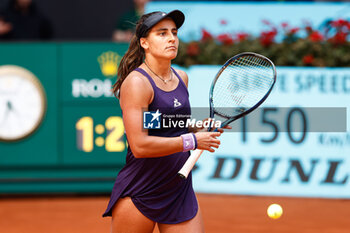 2024-04-24 - Maria Lourdes Carle of Argentina in action against Emma Raducano of Great Britain during the Mutua Madrid Open 2024, ATP Masters 1000 and WTA 1000, tennis tournament on April 24, 2024 at Caja Magica in Madrid, Spain - TENNIS - MUTUA MADRID OPEN 2024 - INTERNATIONALS - TENNIS