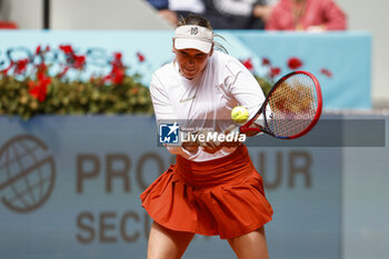 2024-04-25 - Donna Vekic of Croatia in action against Maria Sakkari of Greece during the Mutua Madrid Open 2024, ATP Masters 1000 and WTA 1000, tennis tournament on April 25, 2024 at Caja Magica in Madrid, Spain - TENNIS - MUTUA MADRID OPEN 2024 - INTERNATIONALS - TENNIS
