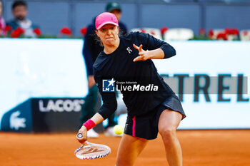 2024-04-25 - Iga Swiatek of Poland in action against Xiyu Wang of China during the Mutua Madrid Open 2024, ATP Masters 1000 and WTA 1000, tennis tournament on April 25, 2024 at Caja Magica in Madrid, Spain - TENNIS - MUTUA MADRID OPEN 2024 - INTERNATIONALS - TENNIS