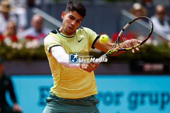 26/04/2024 - Carlos Alcaraz of Spain in action against Alexander Shevchenko of Kazakhstan during the Mutua Madrid Open 2024, ATP Masters 1000 and WTA 1000, tennis tournament on April 26, 2024 at Caja Magica in Madrid, Spain - TENNIS - MUTUA MADRID OPEN 2024 - INTERNAZIONALI - TENNIS