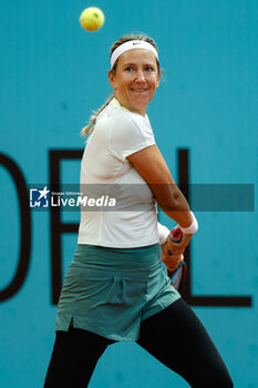 2024-04-27 - Victoria Azarenka of Belarus in action against Sara Sorribes Tormo of Spain during the Mutua Madrid Open 2024, ATP Masters 1000 and WTA 1000, tennis tournament on April 27, 2024 at Caja Magica in Madrid, Spain - TENNIS - MUTUA MADRID OPEN 2024 - INTERNATIONALS - TENNIS