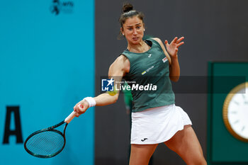 2024-04-27 - Sara Sorribes Tormo of Spain in action against Victoria Azarenka of Belarus during the Mutua Madrid Open 2024, ATP Masters 1000 and WTA 1000, tennis tournament on April 27, 2024 at Caja Magica in Madrid, Spain - TENNIS - MUTUA MADRID OPEN 2024 - INTERNATIONALS - TENNIS