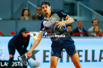 2024-04-27 - Lorenzo Sonego of Italy in action against Jannik Sinner of Italy during the Mutua Madrid Open 2024, ATP Masters 1000 and WTA 1000, tennis tournament on April 27, 2024 at Caja Magica in Madrid, Spain - TENNIS - MUTUA MADRID OPEN 2024 - INTERNATIONALS - TENNIS