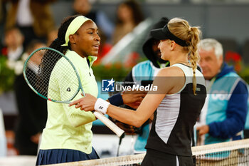 2024-04-27 - Coco Gauff of USA and Dayana Yastremska of Ukraine during the Mutua Madrid Open 2024, ATP Masters 1000 and WTA 1000, tennis tournament on April 27, 2024 at Caja Magica in Madrid, Spain - TENNIS - MUTUA MADRID OPEN 2024 - INTERNATIONALS - TENNIS