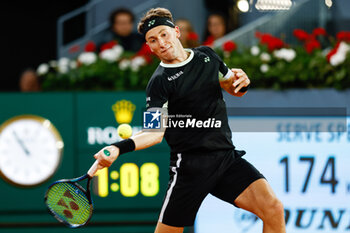 27/04/2024 - Casper Ruud of Norway in action against Miomir Kecmanovic of Serbia during the Mutua Madrid Open 2024, ATP Masters 1000 and WTA 1000, tennis tournament on April 27, 2024 at Caja Magica in Madrid, Spain - TENNIS - MUTUA MADRID OPEN 2024 - INTERNAZIONALI - TENNIS