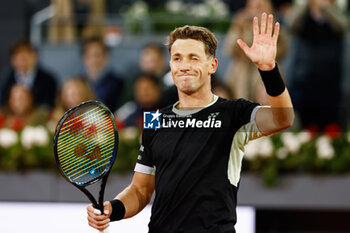 27/04/2024 - Casper Ruud of Norway celebrates after winning against Miomir Kecmanovic of Serbia during the Mutua Madrid Open 2024, ATP Masters 1000 and WTA 1000, tennis tournament on April 27, 2024 at Caja Magica in Madrid, Spain - TENNIS - MUTUA MADRID OPEN 2024 - INTERNAZIONALI - TENNIS