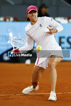 2024-04-27 - Iga Swiatek of Poland in action against Sorana Cirstea of Romania during the Mutua Madrid Open 2024, ATP Masters 1000 and WTA 1000, tennis tournament on April 27, 2024 at Caja Magica in Madrid, Spain - TENNIS - MUTUA MADRID OPEN 2024 - INTERNATIONALS - TENNIS