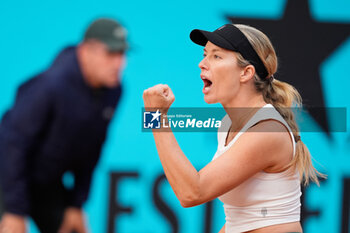 2024-04-28 - Danielle Collins of Unites States in action against Jaqueline Cristian of Romania during the Mutua Madrid Open 2024, ATP Masters 1000 and WTA 1000, tennis tournament on April 28, 2024 at Caja Magica in Madrid, Spain - TENNIS - MUTUA MADRID OPEN 2024 - INTERNATIONALS - TENNIS