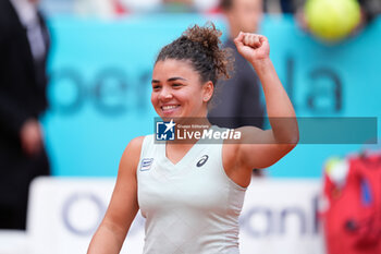 28/04/2024 - Jasmine Paolini of Italy celebrates after winning against Caroline Garcia of France during the Mutua Madrid Open 2024, ATP Masters 1000 and WTA 1000, tennis tournament on April 28, 2024 at Caja Magica in Madrid, Spain - TENNIS - MUTUA MADRID OPEN 2024 - INTERNAZIONALI - TENNIS