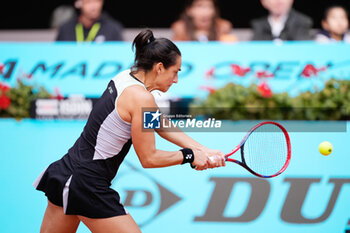 28/04/2024 - Caroline Garcia of France in action against Jasmine Paolini of Italy during the Mutua Madrid Open 2024, ATP Masters 1000 and WTA 1000, tennis tournament on April 28, 2024 at Caja Magica in Madrid, Spain - TENNIS - MUTUA MADRID OPEN 2024 - INTERNAZIONALI - TENNIS