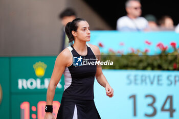 28/04/2024 - Caroline Garcia of France in action against Jasmine Paolini of Italy during the Mutua Madrid Open 2024, ATP Masters 1000 and WTA 1000, tennis tournament on April 28, 2024 at Caja Magica in Madrid, Spain - TENNIS - MUTUA MADRID OPEN 2024 - INTERNAZIONALI - TENNIS