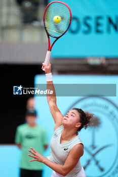 28/04/2024 - Jasmine Paolini of Italy in action against Caroline Garcia of France during the Mutua Madrid Open 2024, ATP Masters 1000 and WTA 1000, tennis tournament on April 28, 2024 at Caja Magica in Madrid, Spain - TENNIS - MUTUA MADRID OPEN 2024 - INTERNAZIONALI - TENNIS