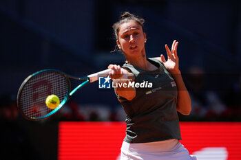 29/04/2024 - Sara Sorribes of Spain in action against Iga Swiatek of Poland during the Mutua Madrid Open 2024, ATP Masters 1000 and WTA 1000, tennis tournament on April 29, 2024 at Caja Magica in Madrid, Spain - TENNIS - MUTUA MADRID OPEN 2024 - INTERNAZIONALI - TENNIS