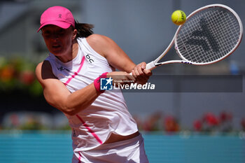 2024-04-29 - Iga Swiatek of Poland in action against Sara Sorribes of Spain during the Mutua Madrid Open 2024, ATP Masters 1000 and WTA 1000, tennis tournament on April 29, 2024 at Caja Magica in Madrid, Spain - TENNIS - MUTUA MADRID OPEN 2024 - INTERNATIONALS - TENNIS