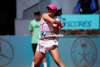 29/04/2024 - Iga Swiatek of Poland in action against Sara Sorribes of Spain during the Mutua Madrid Open 2024, ATP Masters 1000 and WTA 1000, tennis tournament on April 29, 2024 at Caja Magica in Madrid, Spain - TENNIS - MUTUA MADRID OPEN 2024 - INTERNAZIONALI - TENNIS