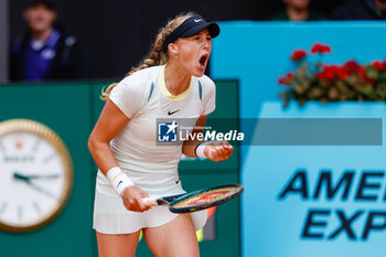 2024-04-29 - Mirra Andreeva of Russia in action against Jasmine Paolini of Italy during the Mutua Madrid Open 2024, ATP Masters 1000 and WTA 1000, tennis tournament on April 29, 2024 at Caja Magica in Madrid, Spain - TENNIS - MUTUA MADRID OPEN 2024 - INTERNATIONALS - TENNIS