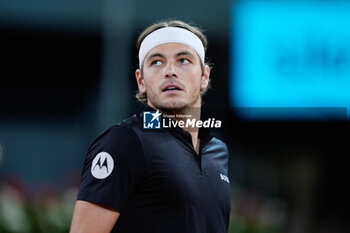 2024-05-01 - Taylor Fritz of United States in action against Francisco Cerundolo of Argentina during the Mutua Madrid Open 2024, ATP Masters 1000 and WTA 1000, tennis tournament on May 1, 2024 at Caja Magica in Madrid, Spain - TENNIS - MUTUA MADRID OPEN 2024 - INTERNATIONALS - TENNIS