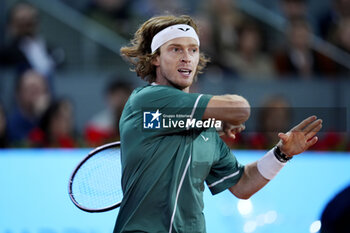 01/05/2024 - Andrey Rublev of Russia in action against Carlos Alcaraz of Spain during the Mutua Madrid Open 2024, ATP Masters 1000 and WTA 1000, tennis tournament on May 1, 2024 at Caja Magica in Madrid, Spain - TENNIS - MUTUA MADRID OPEN 2024 - INTERNAZIONALI - TENNIS
