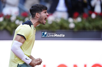 30/04/2024 - Carlos Alcaraz of Spain celebrates after winning against Jan-Lennard Struff of Germany during the Mutua Madrid Open 2024, ATP Masters 1000 and WTA 1000, tennis tournament on April 30, 2024 at Caja Magica in Madrid, Spain - TENNIS - MUTUA MADRID OPEN 2024 - INTERNAZIONALI - TENNIS