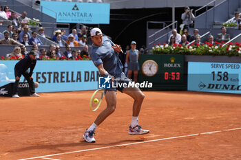 2024-04-30 - Jan-Lennard Struff of Germany in action against Carlos Alcaraz of Spain during the Mutua Madrid Open 2024, ATP Masters 1000 and WTA 1000, tennis tournament on April 30, 2024 at Caja Magica in Madrid, Spain - TENNIS - MUTUA MADRID OPEN 2024 - INTERNATIONALS - TENNIS