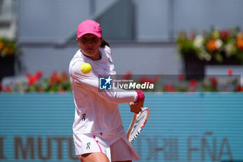 2024-04-30 - Iga Swiatek of Poland in action against Beatriz Haddad Maia of Brazil during the Mutua Madrid Open 2024, ATP Masters 1000 and WTA 1000, tennis tournament on April 30, 2024 at Caja Magica in Madrid, Spain - TENNIS - MUTUA MADRID OPEN 2024 - INTERNATIONALS - TENNIS