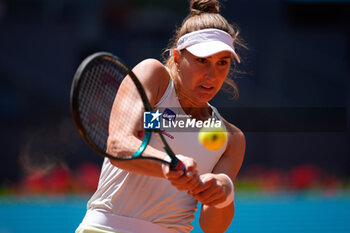 2024-04-30 - Beatriz Haddad Maia of Brazil in action against Iga Swiatek of Poland during the Mutua Madrid Open 2024, ATP Masters 1000 and WTA 1000, tennis tournament on April 30, 2024 at Caja Magica in Madrid, Spain - TENNIS - MUTUA MADRID OPEN 2024 - INTERNATIONALS - TENNIS