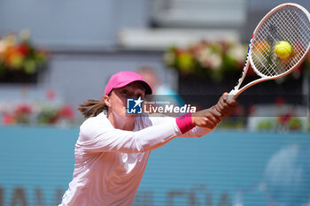 2024-04-30 - Iga Swiatek of Poland in action against Beatriz Haddad Maia of Brazil during the Mutua Madrid Open 2024, ATP Masters 1000 and WTA 1000, tennis tournament on April 30, 2024 at Caja Magica in Madrid, Spain - TENNIS - MUTUA MADRID OPEN 2024 - INTERNATIONALS - TENNIS