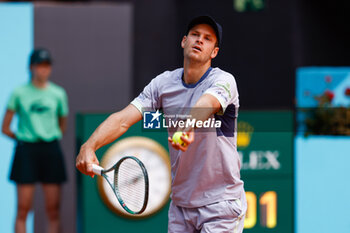 2024-04-30 - Hubert Hurkacz of Poland in action against Taylor Fritz of USA during the Mutua Madrid Open 2024, ATP Masters 1000 and WTA 1000, tennis tournament on April 30, 2024 at Caja Magica in Madrid, Spain - TENNIS - MUTUA MADRID OPEN 2024 - INTERNATIONALS - TENNIS