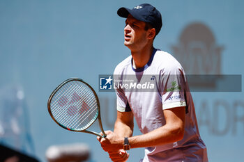 2024-04-30 - Hubert Hurkacz of Poland in action against Taylor Fritz of USA during the Mutua Madrid Open 2024, ATP Masters 1000 and WTA 1000, tennis tournament on April 30, 2024 at Caja Magica in Madrid, Spain - TENNIS - MUTUA MADRID OPEN 2024 - INTERNATIONALS - TENNIS