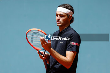 2024-04-30 - Taylor Fritz of USA in action against Hubert Hurkacz of Poland during the Mutua Madrid Open 2024, ATP Masters 1000 and WTA 1000, tennis tournament on April 30, 2024 at Caja Magica in Madrid, Spain - TENNIS - MUTUA MADRID OPEN 2024 - INTERNATIONALS - TENNIS