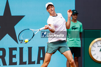 2024-04-30 - Jannik Sinner of Italy in action against Karen Khachanov of Russia during the Mutua Madrid Open 2024, ATP Masters 1000 and WTA 1000, tennis tournament on April 30, 2024 at Caja Magica in Madrid, Spain - TENNIS - MUTUA MADRID OPEN 2024 - INTERNATIONALS - TENNIS