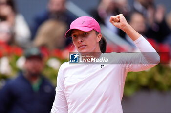2024-05-02 - Iga Swiatek of Poland celebrates after winning against Madison Keys of United States during the Mutua Madrid Open 2024, ATP Masters 1000 and WTA 1000, tennis tournament on May 2, 2024 at Caja Magica in Madrid, Spain - TENNIS - MUTUA MADRID OPEN 2024 - INTERNATIONALS - TENNIS