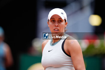2024-05-02 - Madison Keys of United States in action against Iga Swiatek of Poland during the Mutua Madrid Open 2024, ATP Masters 1000 and WTA 1000, tennis tournament on May 2, 2024 at Caja Magica in Madrid, Spain - TENNIS - MUTUA MADRID OPEN 2024 - INTERNATIONALS - TENNIS