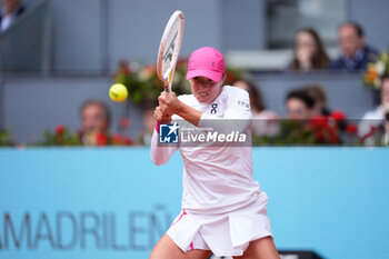 2024-05-02 - Iga Swiatek of Poland in action against Madison Keys of United States during the Mutua Madrid Open 2024, ATP Masters 1000 and WTA 1000, tennis tournament on May 2, 2024 at Caja Magica in Madrid, Spain - TENNIS - MUTUA MADRID OPEN 2024 - INTERNATIONALS - TENNIS