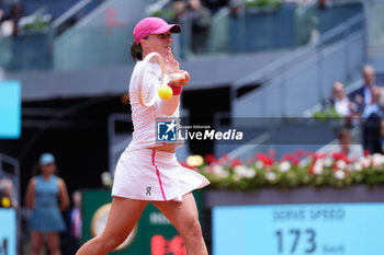 2024-05-02 - Iga Swiatek of Poland in action against Madison Keys of United States during the Mutua Madrid Open 2024, ATP Masters 1000 and WTA 1000, tennis tournament on May 2, 2024 at Caja Magica in Madrid, Spain - TENNIS - MUTUA MADRID OPEN 2024 - INTERNATIONALS - TENNIS