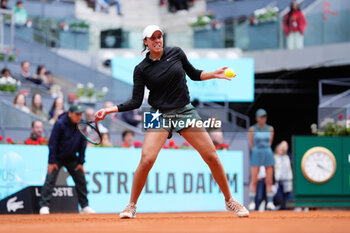 2024-05-02 - Madison Keys of United States in action against Iga Swiatek of Poland during the Mutua Madrid Open 2024, ATP Masters 1000 and WTA 1000, tennis tournament on May 2, 2024 at Caja Magica in Madrid, Spain - TENNIS - MUTUA MADRID OPEN 2024 - INTERNATIONALS - TENNIS