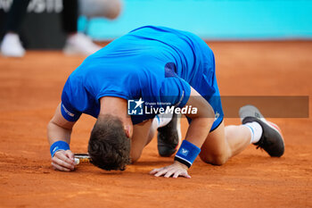 2024-05-03 - Jiri Lehecka of Czech Republic gets injured and withdraws from his match against Felix Auger Aliassime of Canada during the Mutua Madrid Open 2024, ATP Masters 1000 and WTA 1000, tennis tournament on May 3, 2024 at Caja Magica in Madrid, Spain - TENNIS - MUTUA MADRID OPEN 2024 - INTERNATIONALS - TENNIS