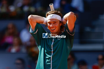 2024-05-03 - Andrey Rublev of Russia in action against Taylor Fritz of USA during the Mutua Madrid Open 2024, ATP Masters 1000 and WTA 1000, tennis tournament on May 3, 2024 at Caja Magica in Madrid, Spain - TENNIS - MUTUA MADRID OPEN 2024 - INTERNATIONALS - TENNIS